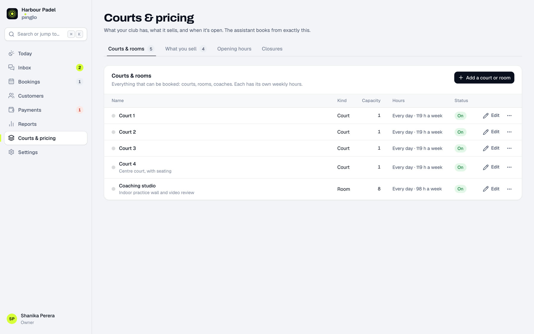 Courts and pricing: four courts and a coaching studio, each with its capacity, opening hours and status.
